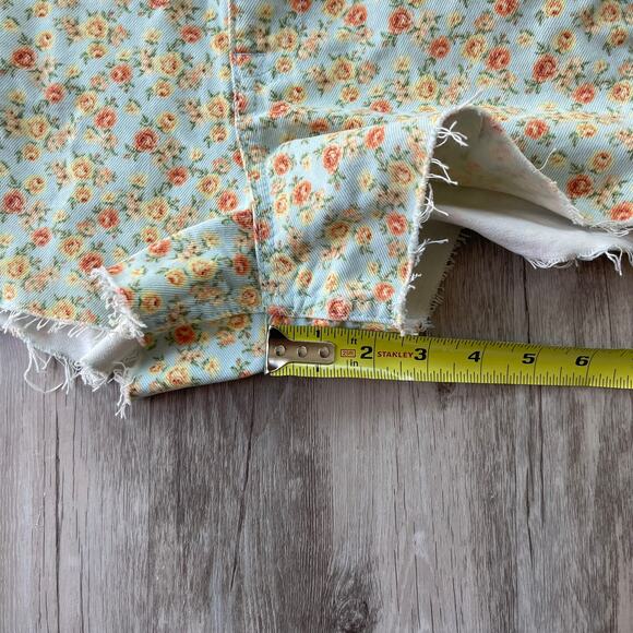 Zara The 90’s Shorts Romantic Flower Print High Rise Raw Hem Denim Shorts SZ 4 - Picture 6 of 8